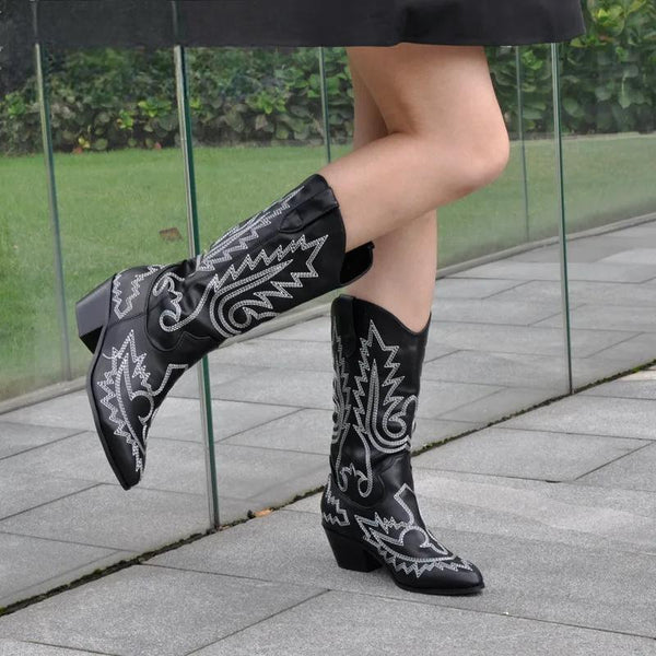 Botines estilo western para mujer, con punta puntiaguda, bordados negros, tacón cónico y redondeado, hasta media pantorrilla