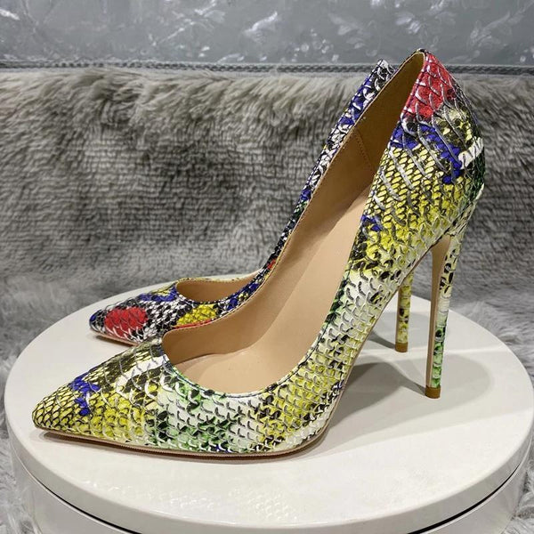 Tacones altos sexis con punta puntiaguda y efecto cocodrilo colorido tropical para mujer