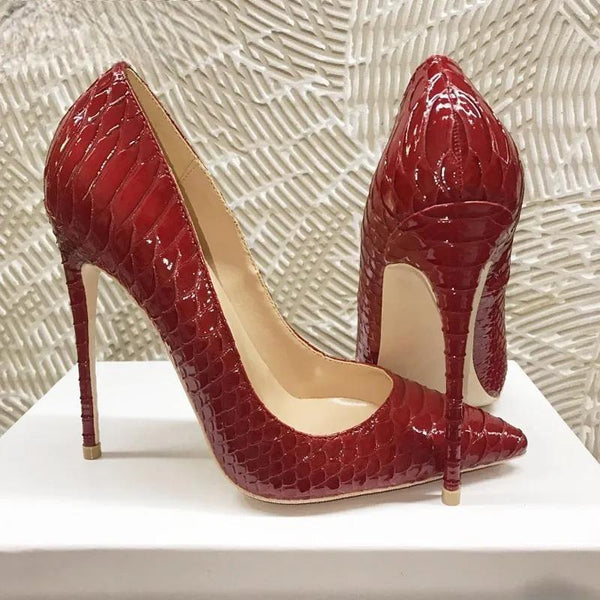 Tacones altos de aguja con estampado sexy de efecto cocodrilo burdeos para mujer
