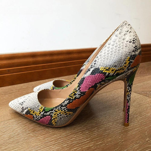 Zapatos de tacón alto con punta puntiaguda y estampado de serpiente para mujer