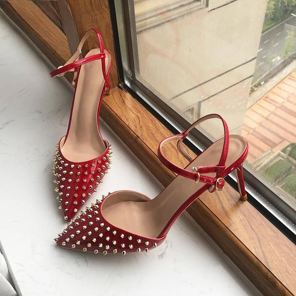 Zapatos de tacón alto con punta puntiaguda roja y pinchos metálicos para mujer para verano