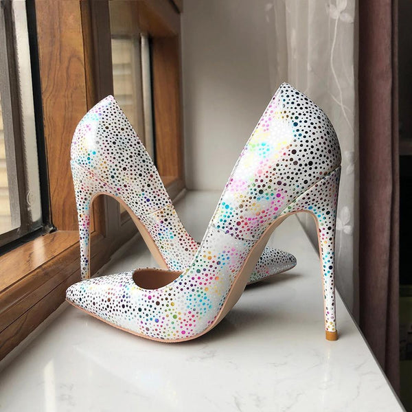 Tacones altos de charol con punta puntiaguda y estampado de lunares de moda para mujer
