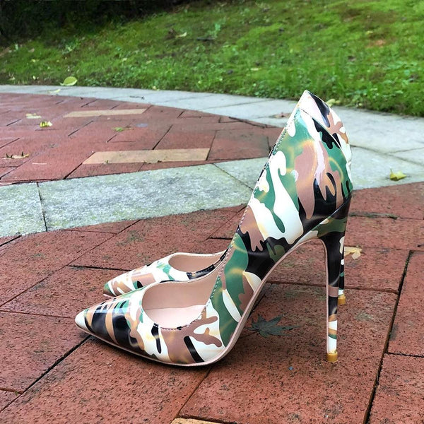 Zapatos de tacón alto con punta puntiaguda y estampado de camuflaje para mujer
