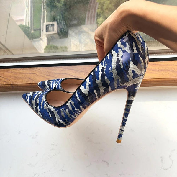 Tacones altos con punta puntiaguda y estampado de charol azul para mujer