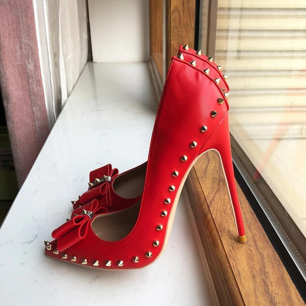 Zapatos de tacón alto con punta puntiaguda y lazo para mujer, en rojo mate, con remaches y púas sexys.