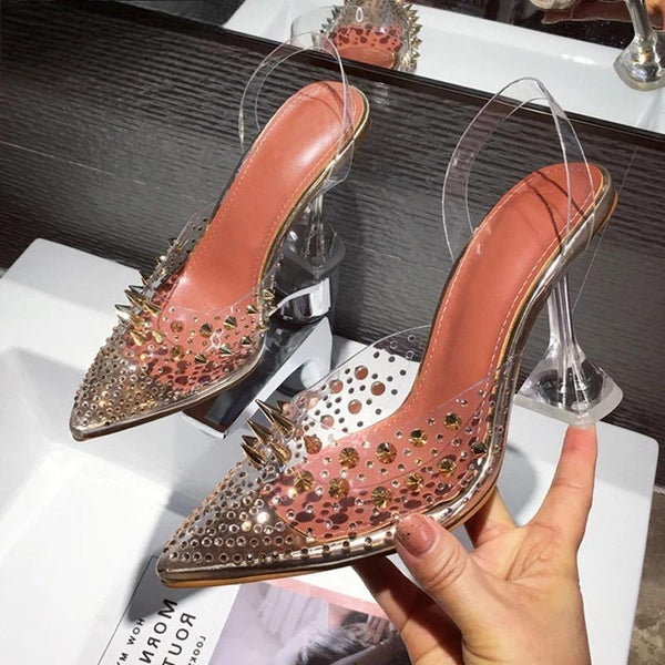 Sandalias de tacón de plexiglás con remaches transparentes de PVC y diamantes de imitación en color dorado y plateado.