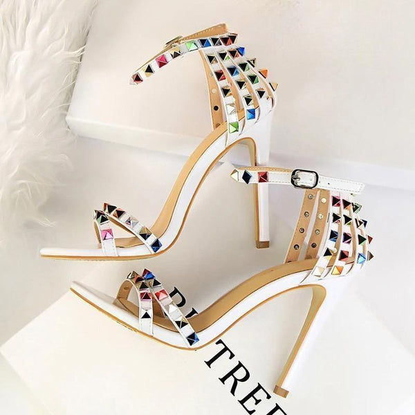 Sandalias de mujer con remaches de color, estilo romano, con tacón.