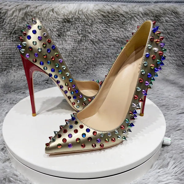 Tacones altos de mujer con clavos de cuero bañados en oro