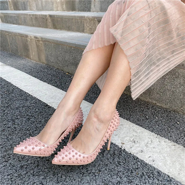 Tacones altos con punta puntiaguda y charol color piel para mujer