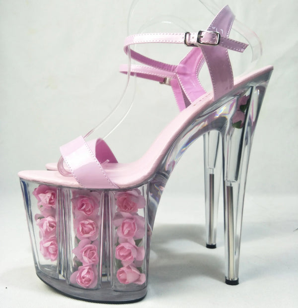 Sandalias transparentes con plataforma y decoración de rosas nobles en color rosa.