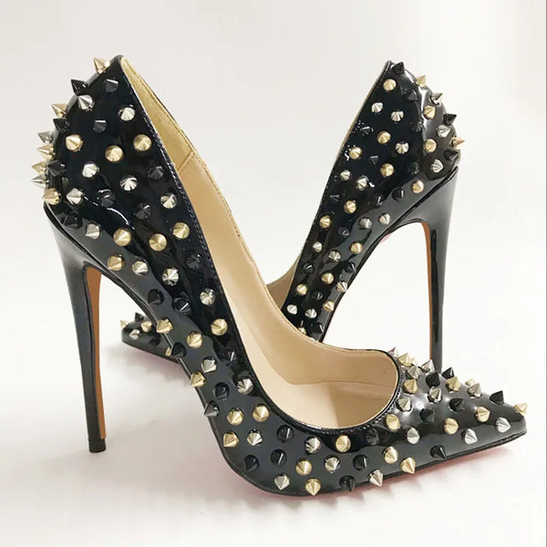 Tacones altos de charol con remaches negros y punta para mujer