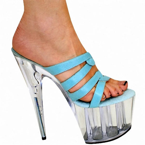 Zapatillas de verano de 20 cm con suela transparente y empeine azul.