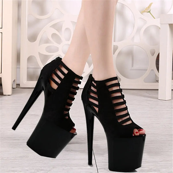 La etapa de 17-20 cm de los tacones altos súper negros muestra las sandalias.