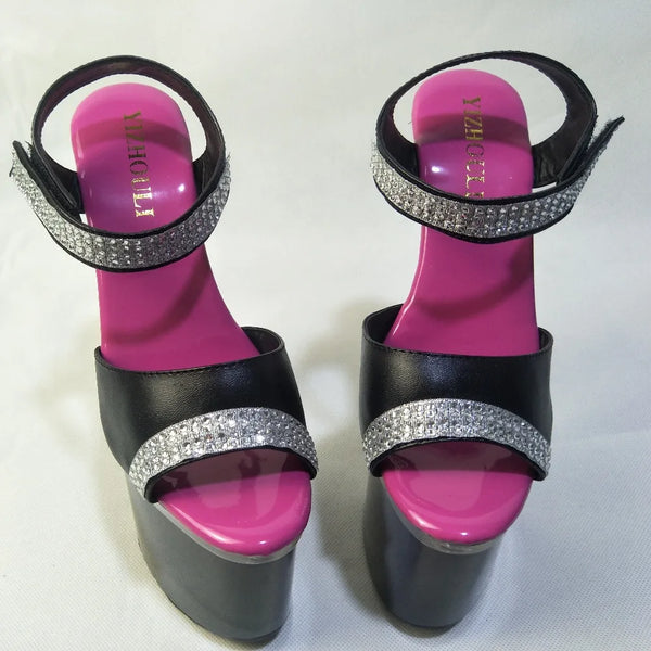 Sandalias de mujer elegantes y de moda con tacón alto y personalidad femenina.