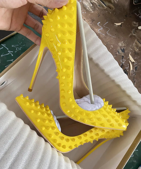Tacones altos de aguja con punta puntiaguda de color amarillo para mujer
