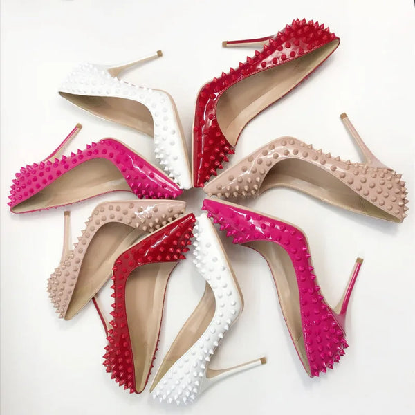 Zapatos de salón de lujo con tacones altos y remaches en punta.