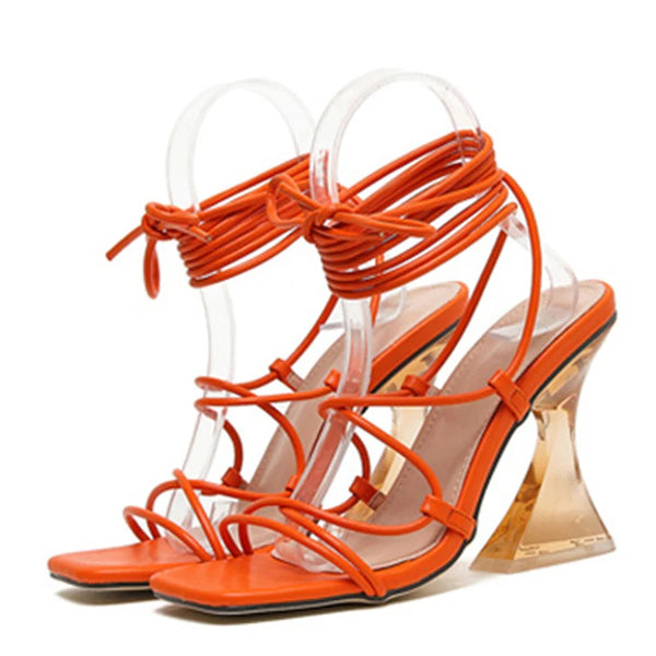 Sandalias de verano para mujer con tacones altos transparentes y lazos cruzados en color naranja.