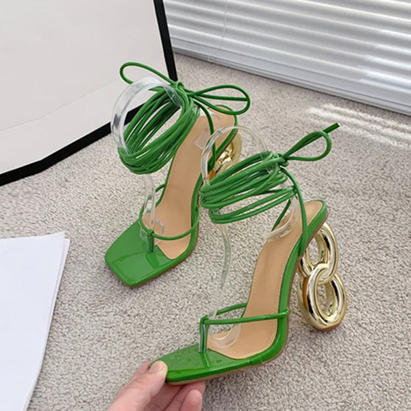 Sandalias sexis de tacón alto y extraño con tiras cruzadas en el tobillo para mujer