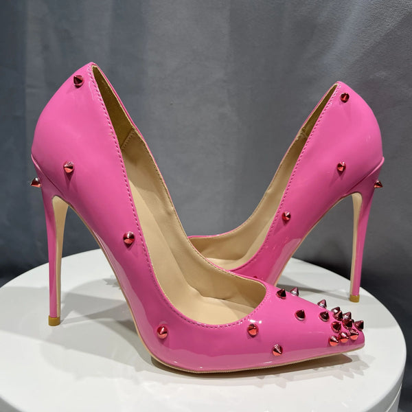 Zapatos de tacón alto con punta puntiaguda y clavos de charol rosa para mujer