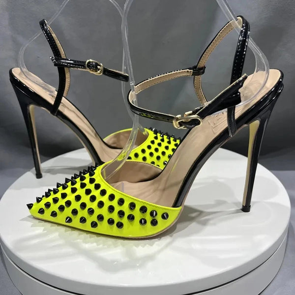 Zapatos de tacón alto con tiras al tobillo, sexys, color verde limón y con pinchos negros para mujer