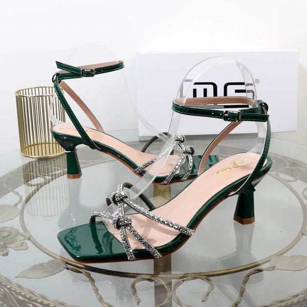 Sandalias de verano con pedrería y tacón alto