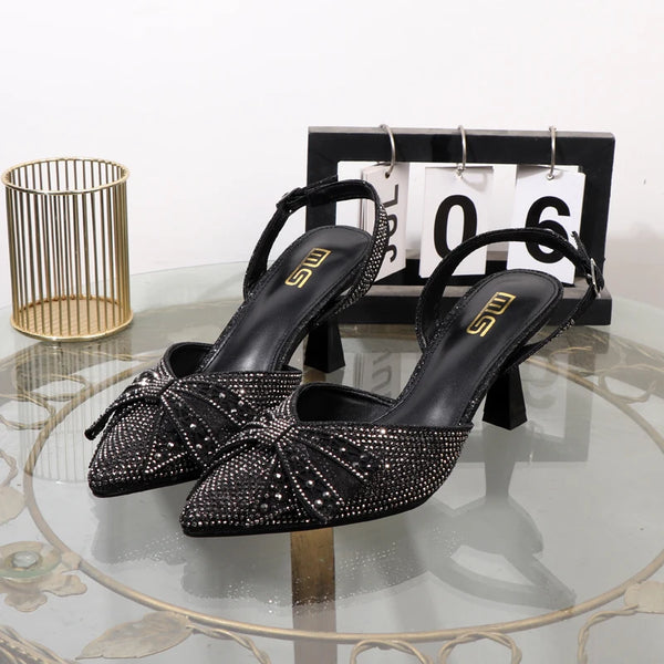 Sandalias puntiagudas de verano con diamantes de imitación y tacones altos de aguja.