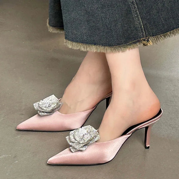 Pantuflas de seda con punta puntiaguda y flores de cristal para mujer, nuevo diseño