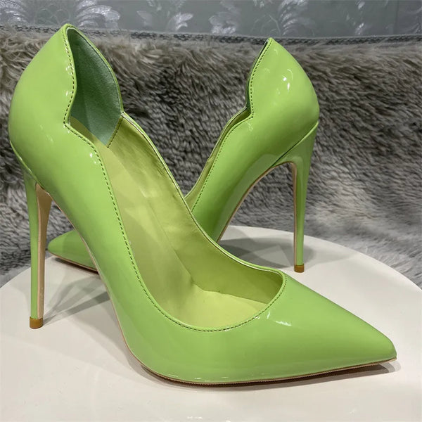 Tacones altos de mujer color verde manzana con punta brillante y tacón alto puntiagudo