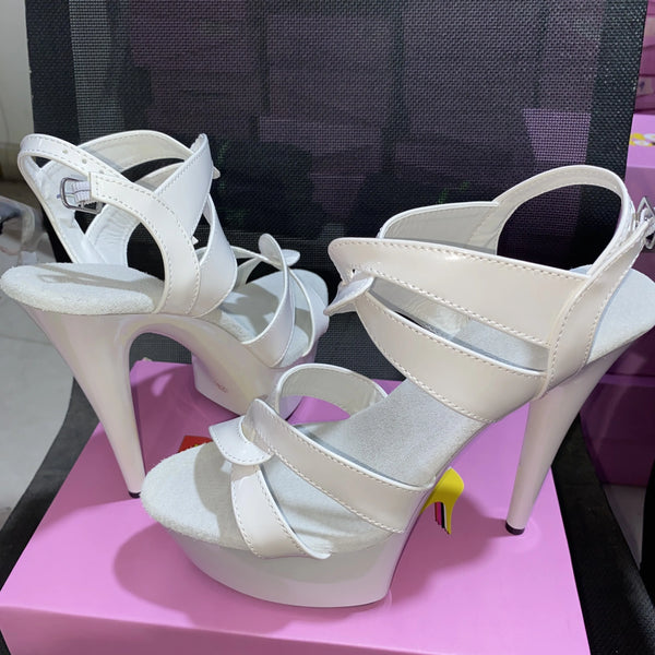 Tacones elegantes, negros, blancos y rojos, de 17 cm.