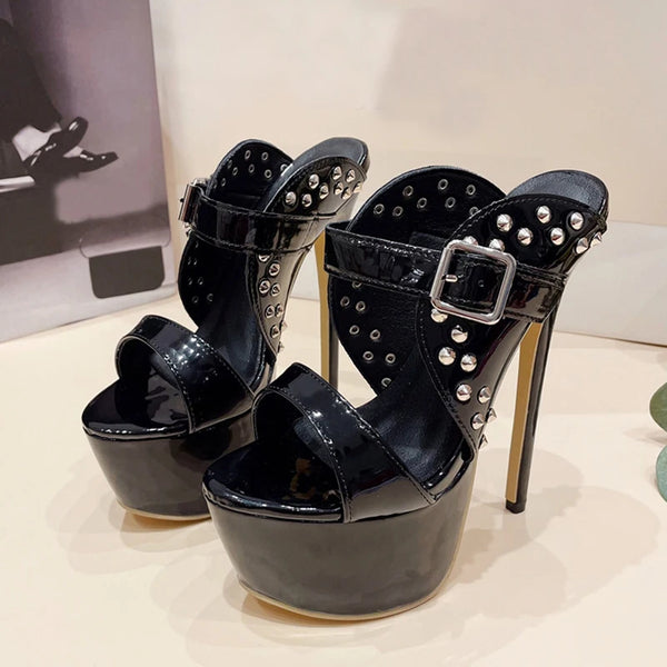 Zapatillas de plataforma para mujer, de moda, con remaches de metal y tacones súper altos.