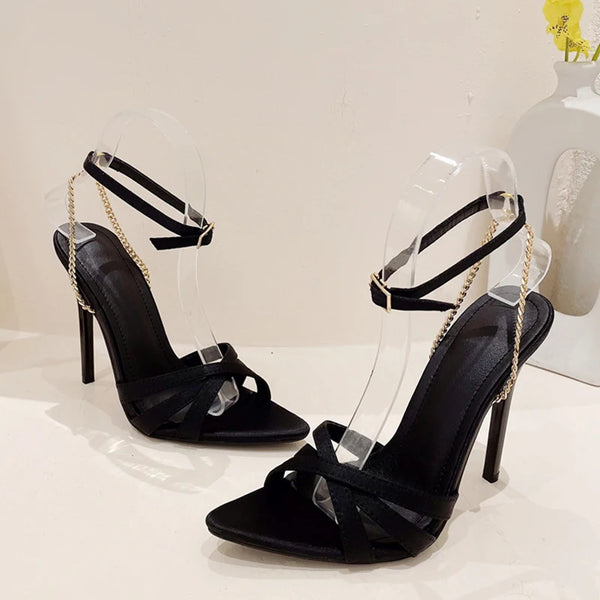 Sandalias negras con cadena metálica para mujer