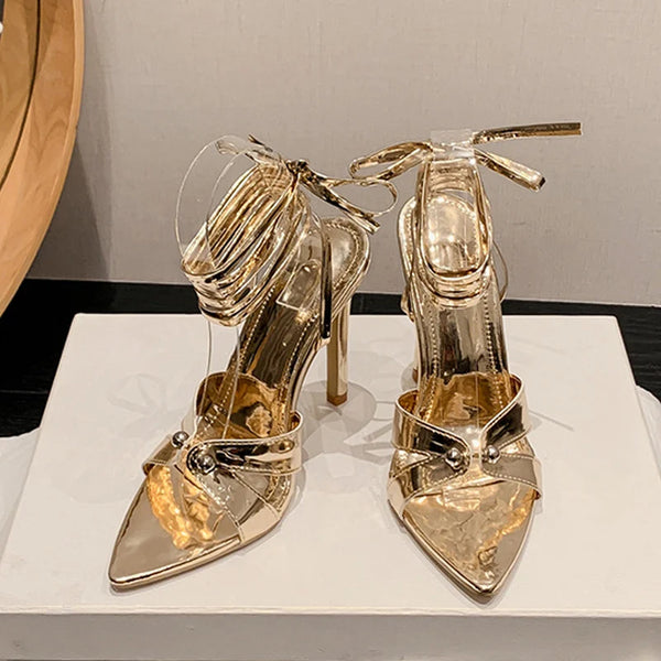 Sandalias doradas con tiras cruzadas en el tobillo para mujer