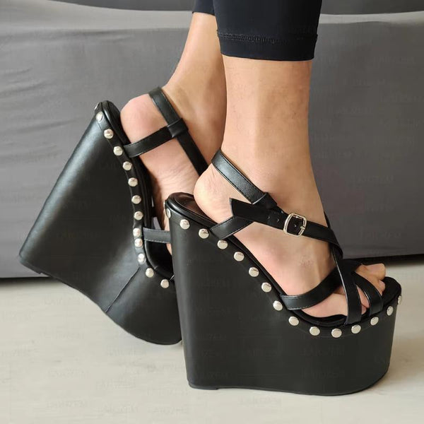 Sandalias de mujer de 20 cm de alto con tachuelas de piel sintética y punta abierta.