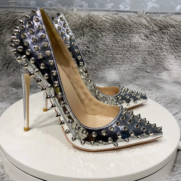 Tacones altos con punta puntiaguda y charol plateado brillante para mujer