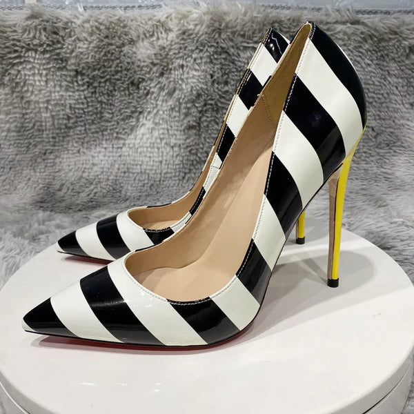 Zapatos sexys de rayas anchas en blanco y negro con tacones altos amarillos