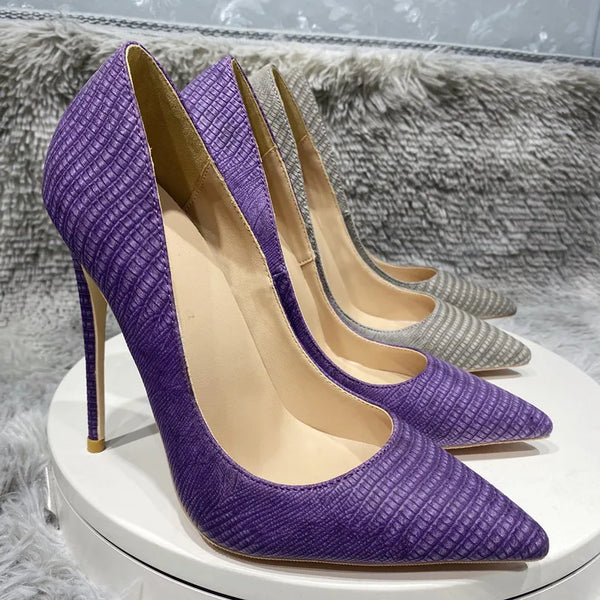 Tacones altos con efecto serpiente morado sexy para fiesta.