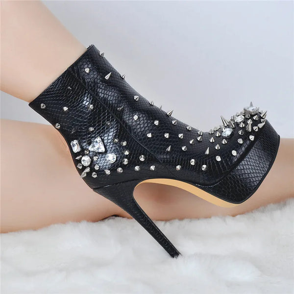 Botines de plataforma con remaches y diamantes de imitación, con cremallera lateral, punta redonda y tacones finos.