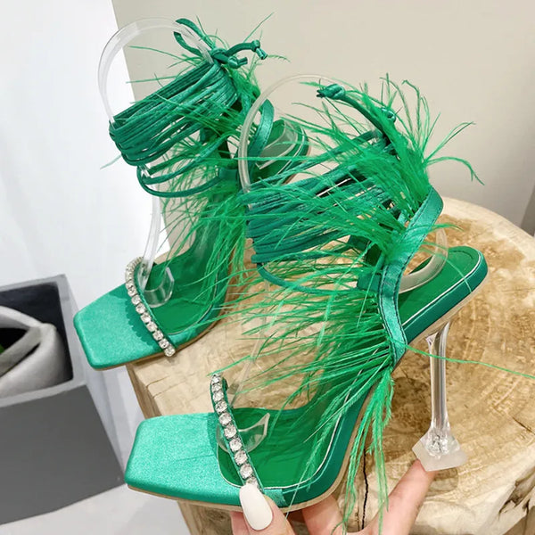 Sandalias de mujer de moda con plumas peludas moradas y verdes, tacones altos transparentes de verano