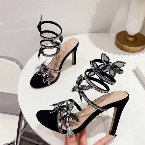 Nuevos tacones altos finos con punta abierta y mariposa de cristal