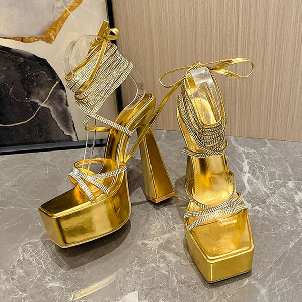Tacones superaltos con tiras cruzadas en el tobillo y brillantes estilo pasarela para mujer
